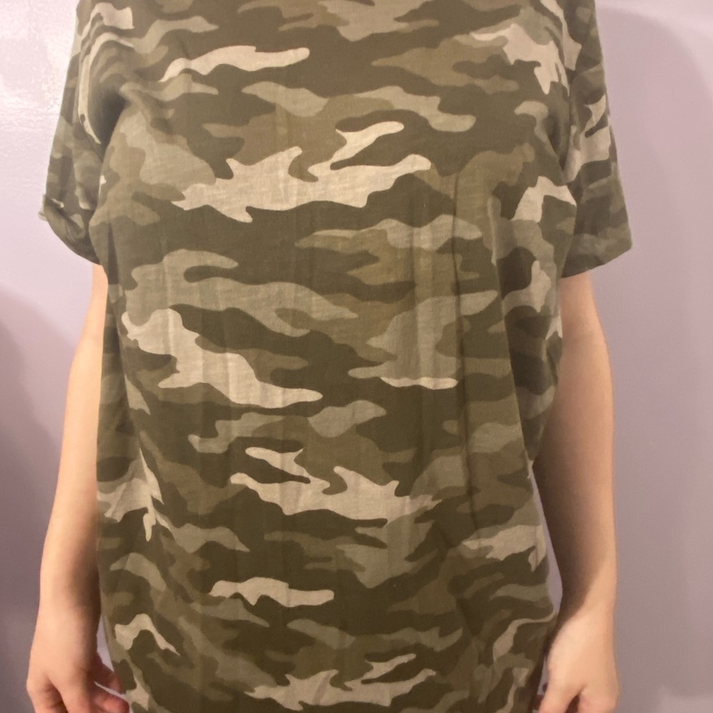 New never worn Pink Vs army print tee shirt